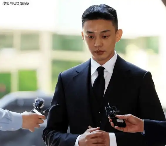 刘亚仁现身第五次公判,一身西装亮相,戒断后状态回春引网友点赞