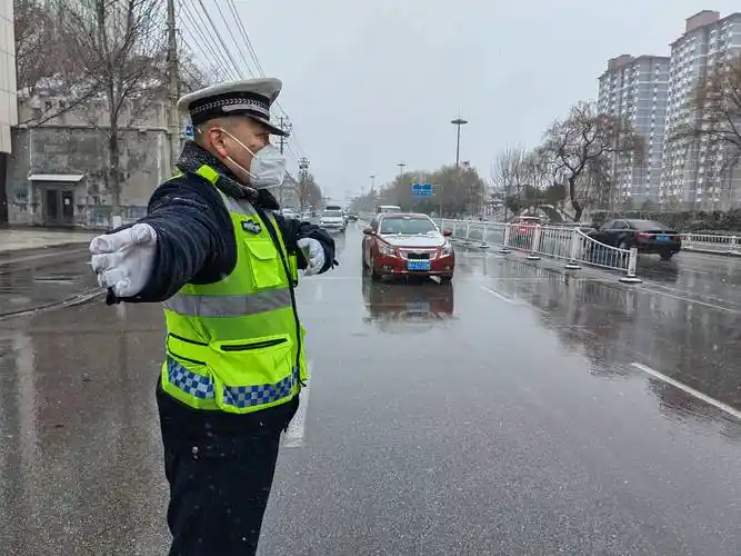 雪警护航兖州交警雪中执勤保畅通