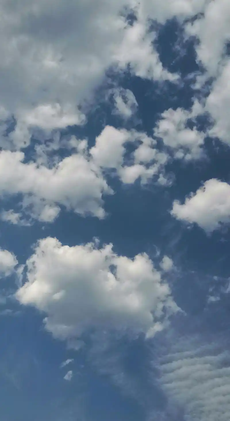 一朵一朵像棉花糖似的云朵,好像置身于童话世界里.