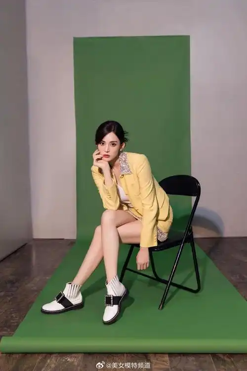 古力娜扎奶黄色清雅写真 小香风套装温婉贵气
