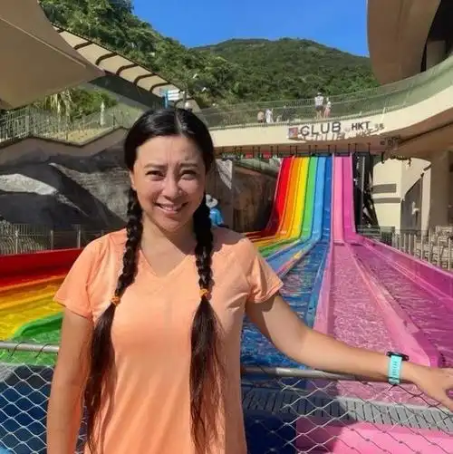 51岁"郭芙"傅明宪罕见露面,穿t恤变胖背厚手臂粗,扎麻花辫难掩老态