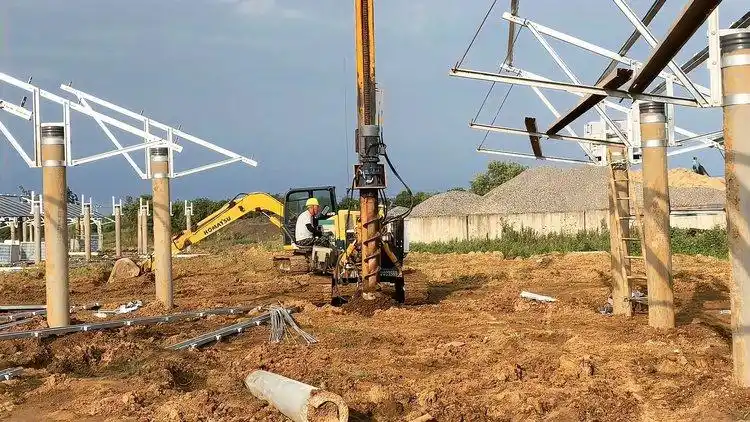 光伏安装工地上的打桩机