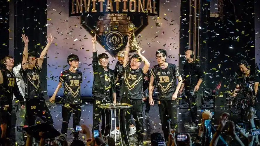 官方鞭尸lpl官推晒2018夏季赛rng夺冠照这是王朝落幕吗