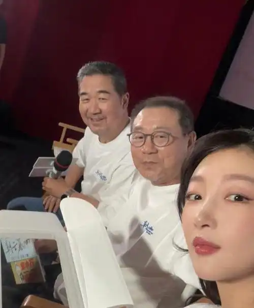 看了周冬雨高中的照片,终于理解为何她被张艺谋相中了,太水灵了