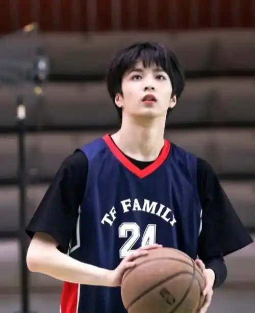 刘耀文,体育系老师,打篮球贼六而且超帅,拽哥一个,忠告:生人勿扰,小心