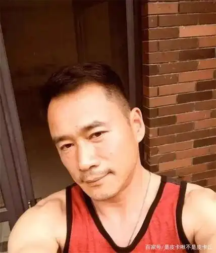 50岁"武松"丁海峰:娶幼师后恩爱美满,和真老虎拍打戏买10万保险