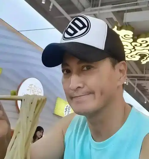 64岁港星被曝隐婚生女,娇妻约三四十岁,在内地开厂身家过亿_何家劲