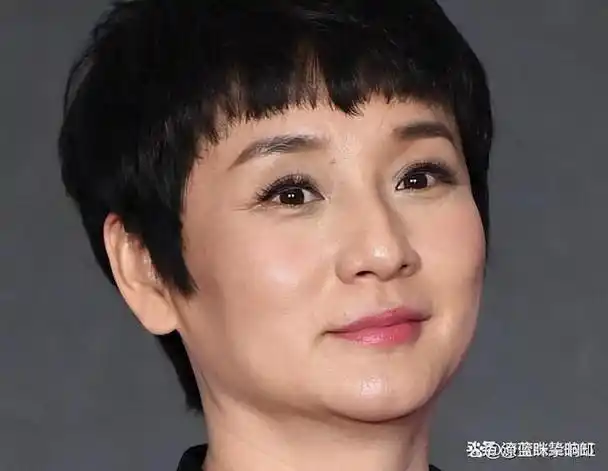 54岁女演员演技遭诟病虽被誉为老戏骨但表演风格缺乏变化