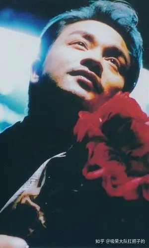 你有没有张国荣抱着一束鲜花的照片?