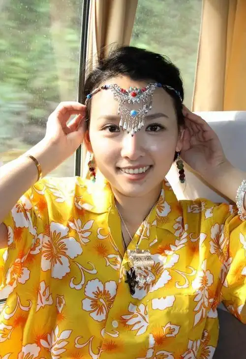 在如此背景下,王君平邂逅了一位财力雄厚的商人,这位商人的特质与她在