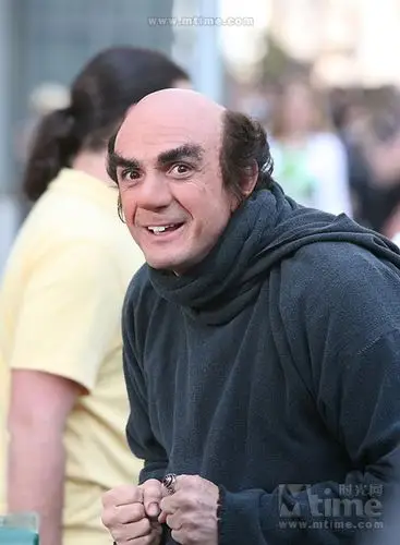 《蓝精灵》片场照 真人版格格巫现身纽约街头