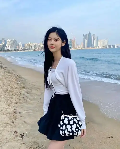 苹果型身材的女生,可以叠穿衬衫来修饰肩膀和手臂,营造清瘦的上半身