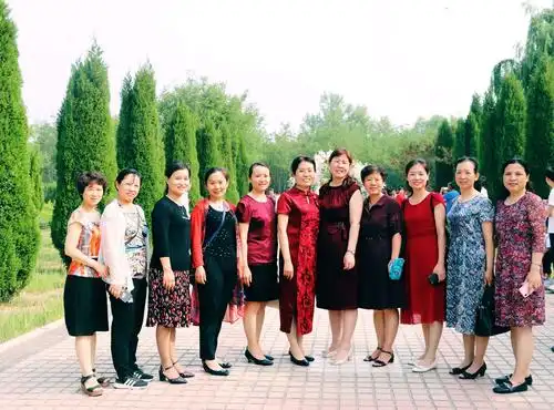 女方妈妈的同学们