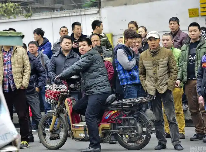 成都一地下室起火 围观人群排起一公里长队