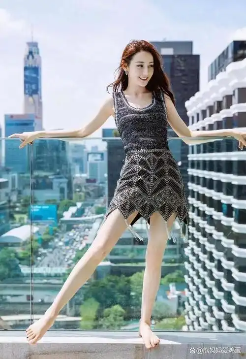 鹿晗,关晓彤和迪丽热巴是中国娱乐圈中备受关注的三位明星.