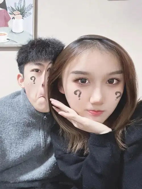 情侣搞怪大头照这样拍照发朋友圈被赞爆