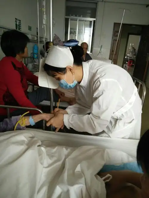 护士在为病人输液
