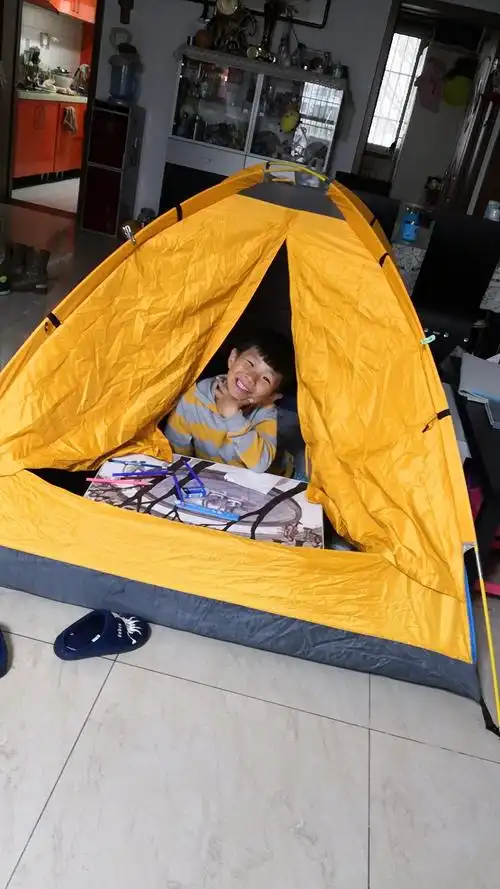插进一张我在家中搭帐篷的照片,我那时可爱钻帐篷啦!