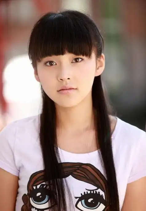 在餐桌上,看着亭亭玉立的女儿,张佳宁的母亲心中充满了感慨.