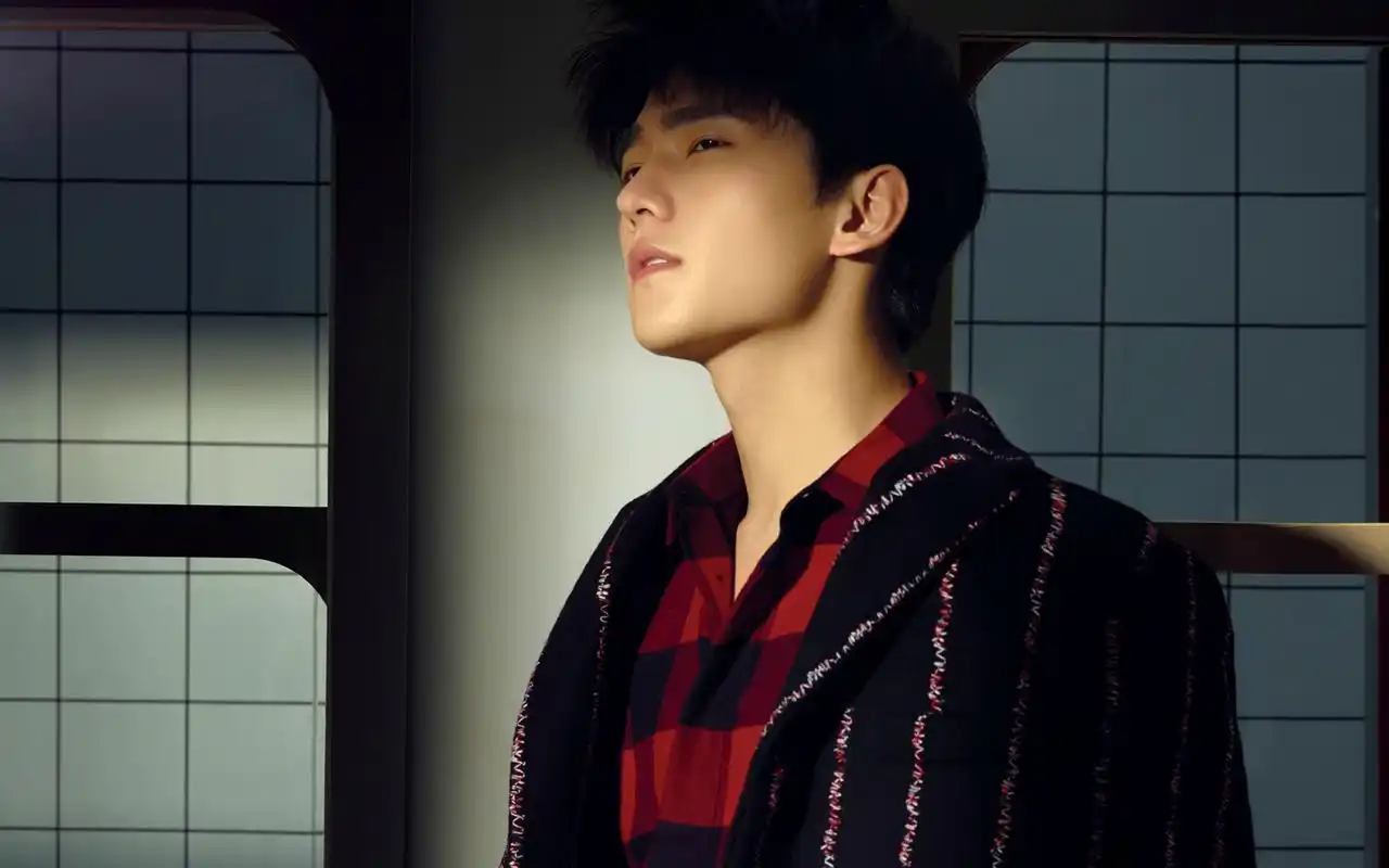 魅力男神杨洋杂志写真图片桌面壁纸_大陆明星_壁纸下载_美桌网