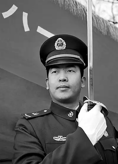 中士武文健男儿扬眉剑出鞘