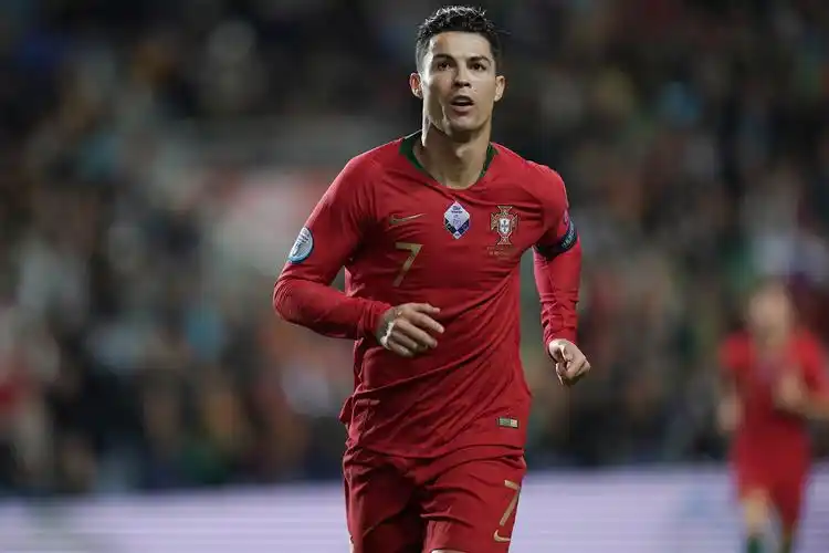 c罗母亲:将说服儿子回归葡萄牙体育 据多家葡萄牙媒体13日透露,c罗的