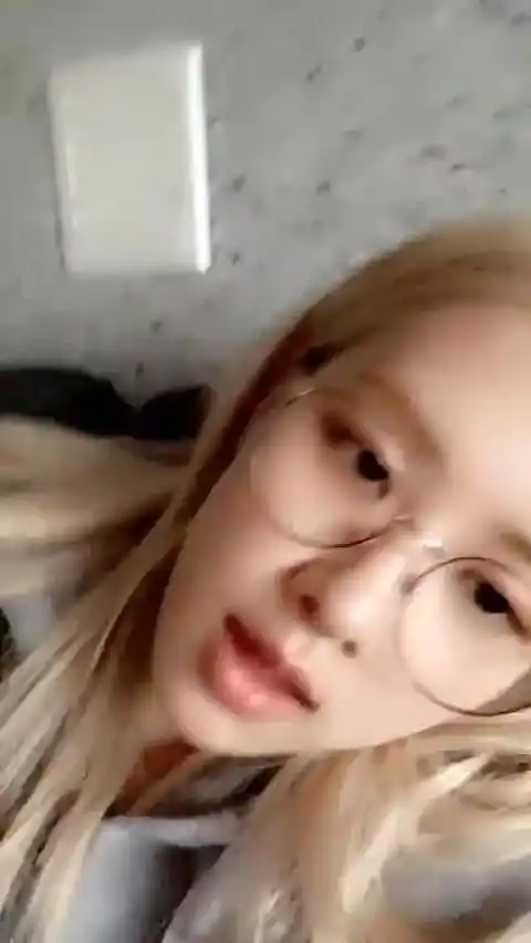 戴着眼镜的朴彩英温温柔柔的素颜好美