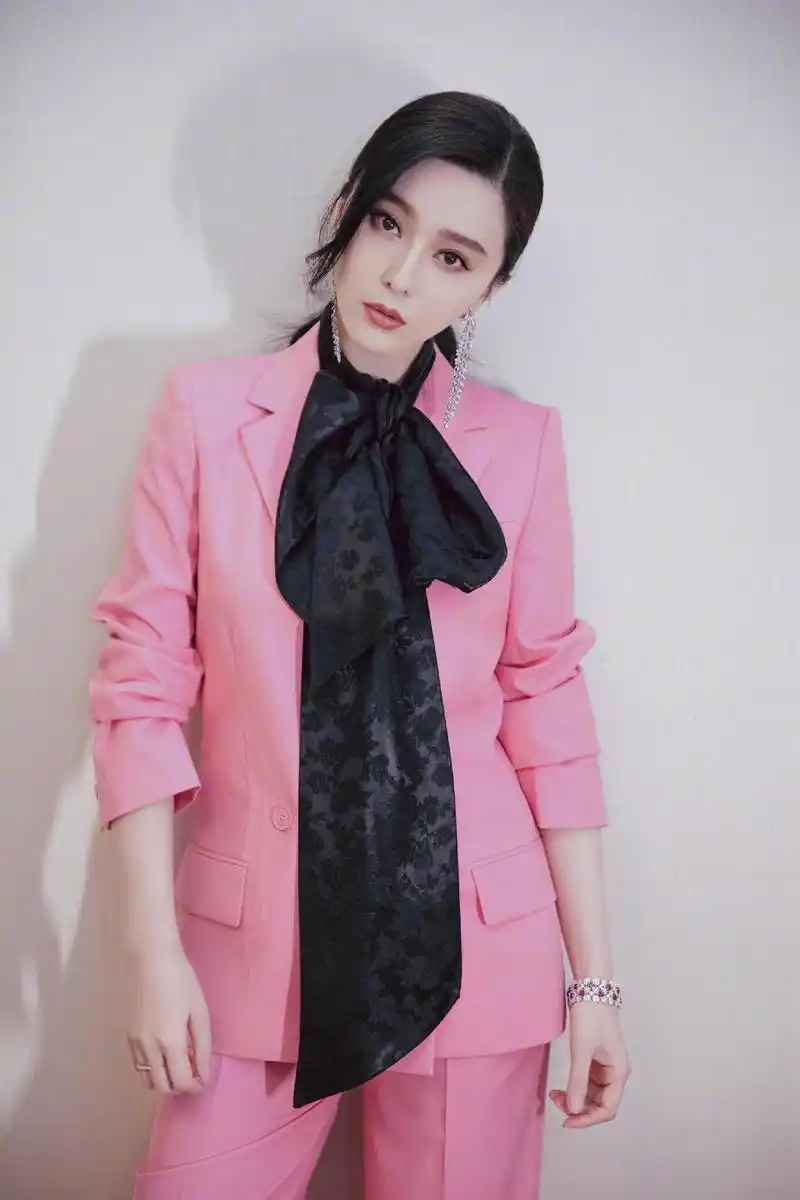 范冰冰39岁了,穿着白t恤外搭粉色牛仔套装走机场,依然高级时髦_款式