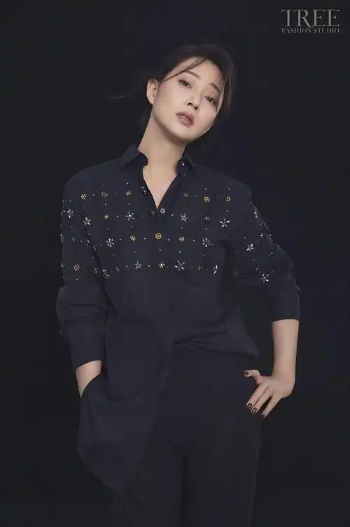 殷桃和王骁在商场被拍到照片中两人都是实力派演员