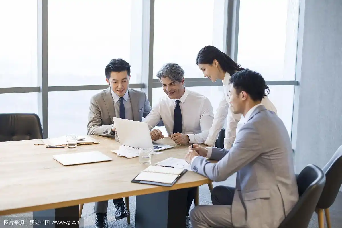 商务人士在会议室开会