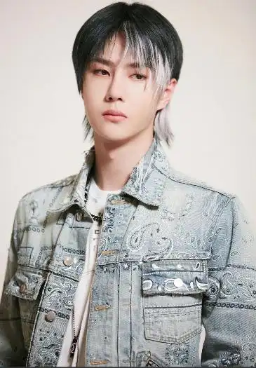 这就是街舞4王一博蓝白挑染造型让我们看见那个年轻又充满活力的舞者