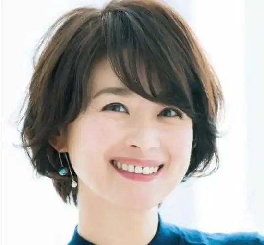 40-50岁的女性可能更适合短发.一方面,它提供了更清晰的活力感.