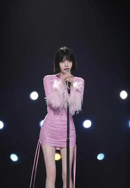 被李溪芮的大长腿惊艳到了!又细又长又直,不愧是内娱"腿精"