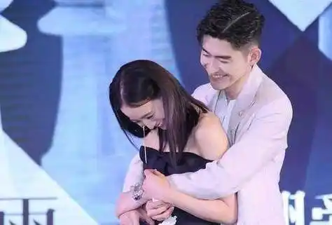 张翰鞠婧祎深情拥抱,因嫌弃表情引争议:毕竟拿钱只能忍_晚会_表演_中