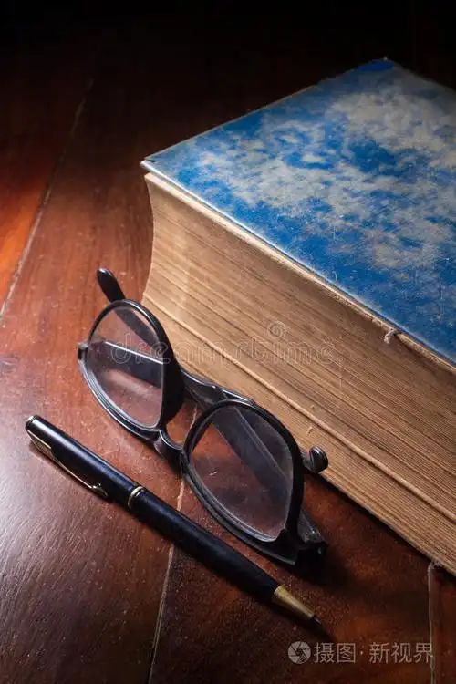 带眼镜和钢笔的古董书