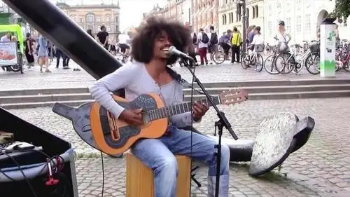 街头吉他弹唱表演欣赏