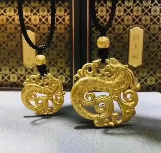 周大福传承工艺美古代龙牌吊坠做工精致