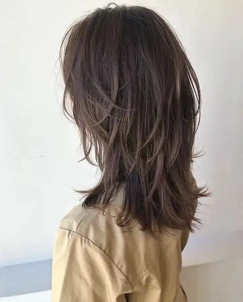 今年非常流行高层次的碎剪中长发超级好看又时髦