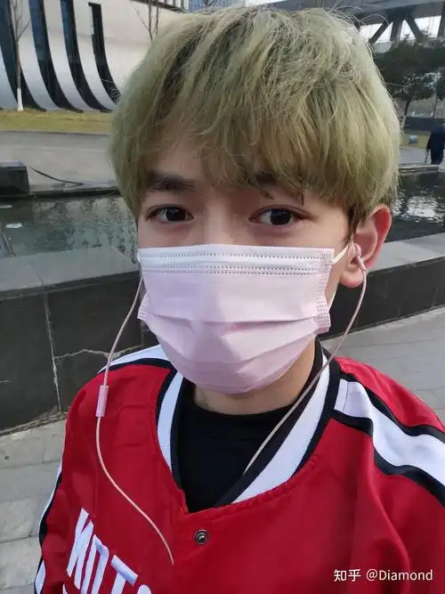 请问一下各位朋友灰绿色头发怎么染成白金色或者海王红4个月了漂过