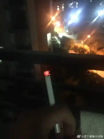 我站在阳台上抽烟 我抽一半 风抽一半 我没跟风计较 可能风也有烦恼吧