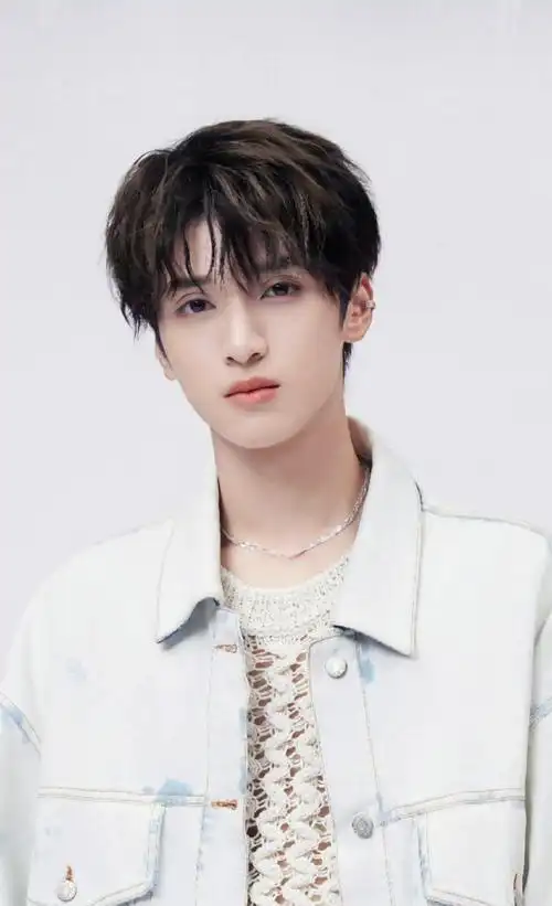 耳骨夹 眼神 内搭 哪个角度看都好吸引人09#严浩翔叁重楼暨出道四