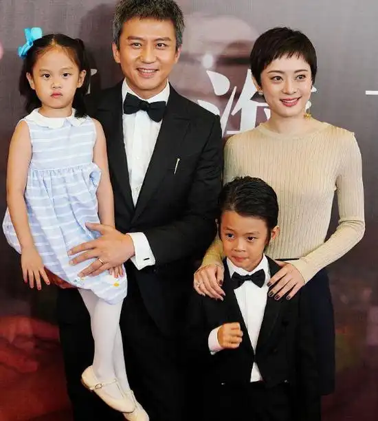 孙俪疑三胎?穿衣宽松小腹隆起,网曝还是双胞胎,11岁儿子随妈妈