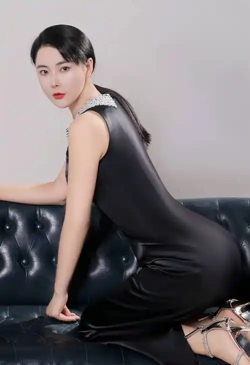 亚洲小姐冠军吴丹分享两款衣服写真,却有不同的美丽效果_女性_长裙