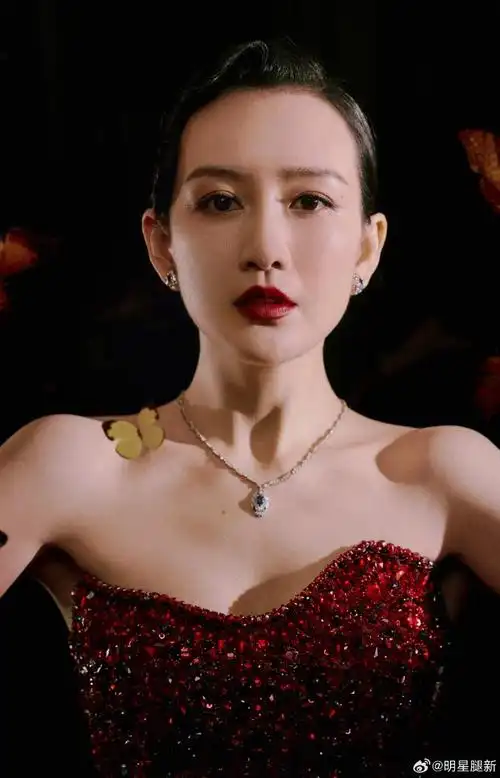 王鸥出席上海电视节穿开叉长裙秀美腿,气质如兰如花朵绽放