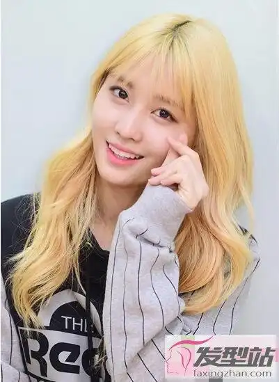 女生金色系长发染发减龄显白发色值得拥有