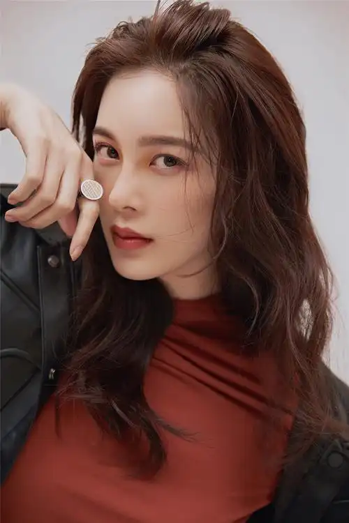 p>赵樱子(sarah),1990年12月16日出生于山东省烟台市,中国内地影视女