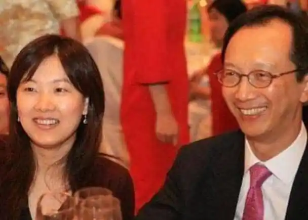 结婚5年生3娃,跳水女王伏明霞嫁大26岁老公,夫身居高位已近70