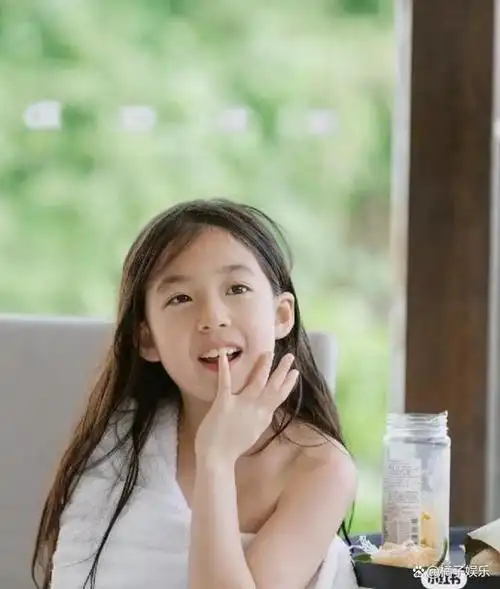 会画画↓会踢足球↓小泡芙还有一个妹妹,出生于2015年,叫刘宇珊,现在