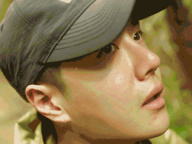 素颜,汗水,胡子茬,下巴上的小痘痘,好真实真诚的王一博,认真工作的