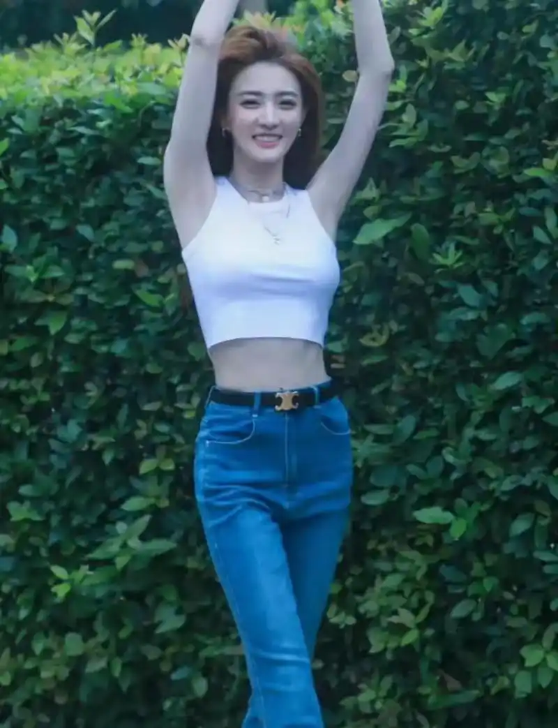 徐璐的私服衣品真好,穿白色露脐背心搭配浅色牛仔裤,清爽又显嫩_网友